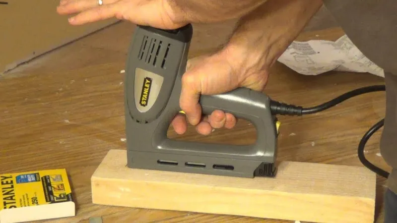WHAT IS THE HEAVY DUTY ELECTRIC STAPLE GUN? 2 best electric staple gun